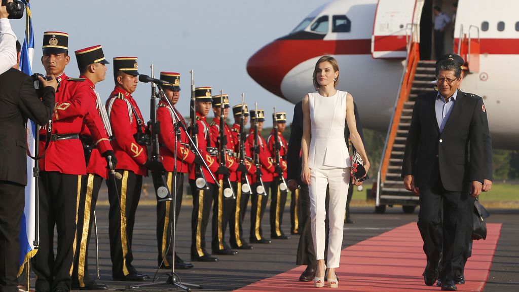 La reina Letizia recibida con honores en El Salvador