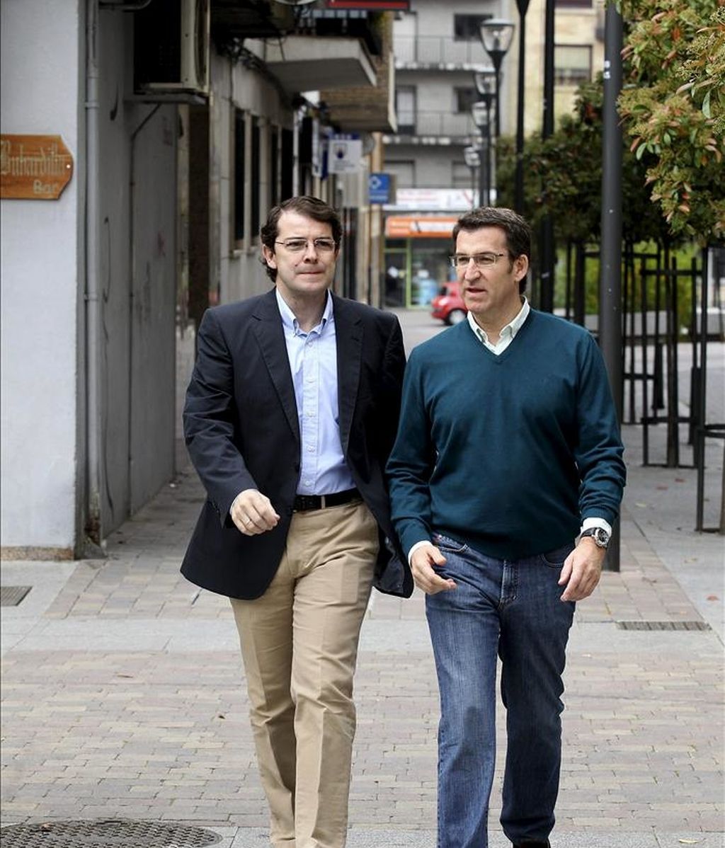 El presidente de la Xunta de Galicia, Alberto Núñez Feijóo (d) y el candidato a la alcaldía de Salamanca, Alfonso Fernández Mañueco, momentos antes de asistir a un acto público con militantes y afiliados del PP hoy en Salamanca. EFE