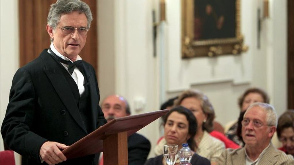 El psiquiatra sevillano y profesor de Psiquiatría de la Universidad de Nueva York, Luis Rojas Marcos ha asegurado que, tras una situación como la del terremoto registrado el pasado miércoles en Lorca (Murcia), "lo importante es dar un sentimiento de seguridad a las víctimas" para que salgan adelante en una situación "absolutamente superable" con el tiempo. EFE El psiquiatra sevillano y profesor de Psiquiatría de la Universidad de Nueva York, Luis Rojas Marcos ha asegurado que, tras una situación como la del terremoto registrado el pasado miércoles en Lorca (Murcia), "lo importante es dar un sentimiento de seguridad a las víctimas" para que salgan adelante en una situación "absolutamente superable" con el tiempo. EFE