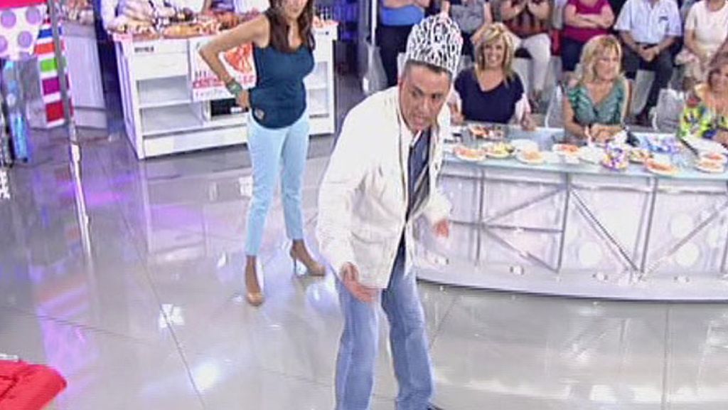 Paz Padilla, Belén Esteban y Kiko Hernández improvisan un desfile