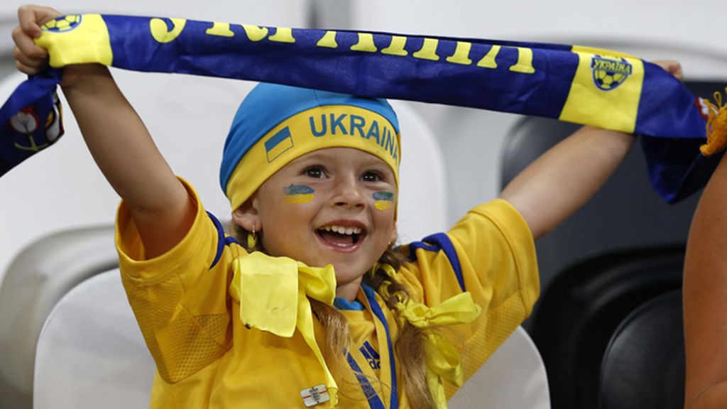 Inglaterra sigue; Ucrania se despide