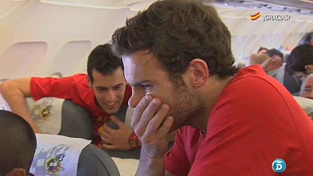 Entre periódicos, balones y tartas con la bandera