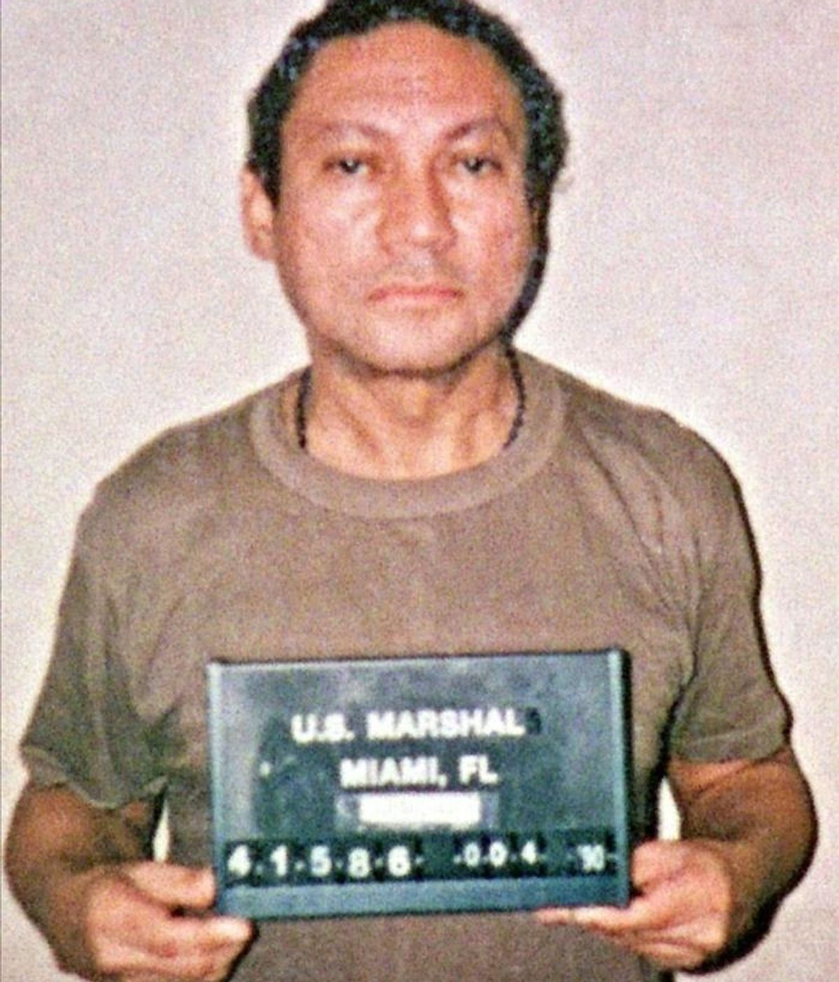 Fotografía de archivo del 4 de enero de 1990 del ex general panameño Manuel Antonio Noriega. EFE/US Marshall Miami/Archivo