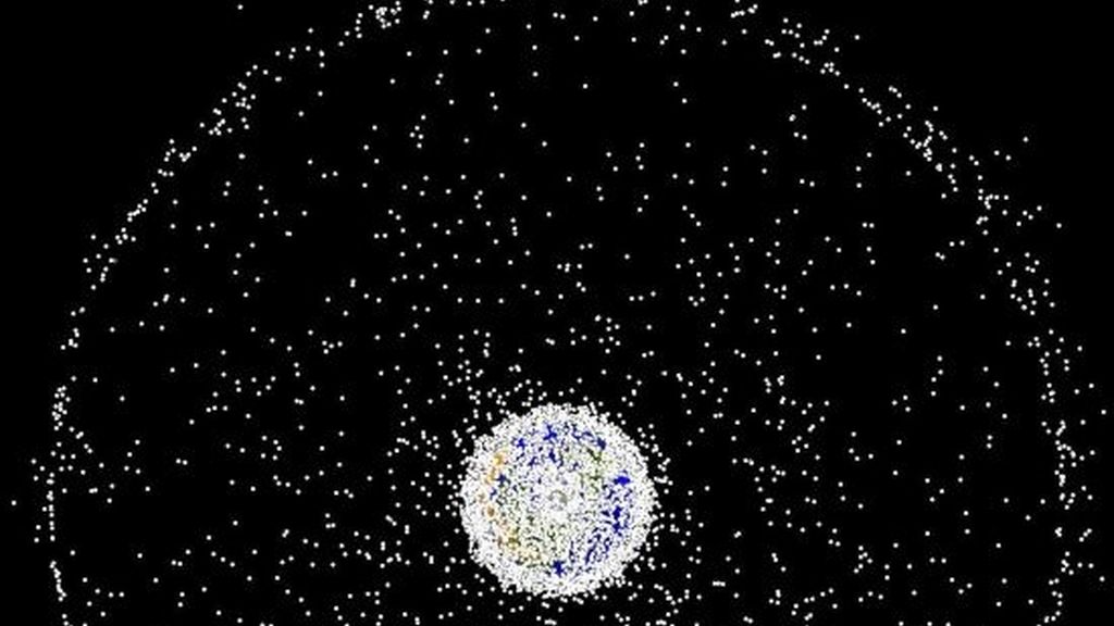 La basura espacial orbita alrededor del Globo terrestre