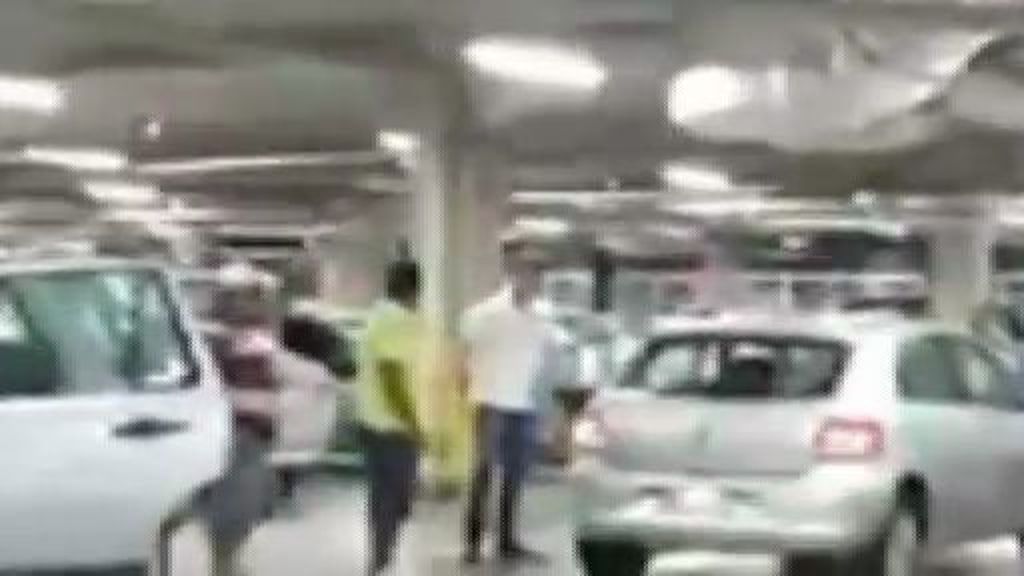 Le quitan una plaza de aparcamiento y pierde lo papeles... ¡pero mucho!