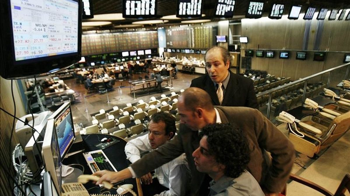 A su turno, el índice Merval de Buenos Aires bajó un 0,04 por ciento, hasta los 3.639,33 enteros, después de reportar movimientos por 57,9 millones de pesos (14,3 millones de dólares). EFE/Archivo A su turno, el índice Merval de Buenos Aires bajó un 0,04 por ciento, hasta los 3.639,33 enteros, después de reportar movimientos por 57,9 millones de pesos (14,3 millones de dólares). EFE/Archivo