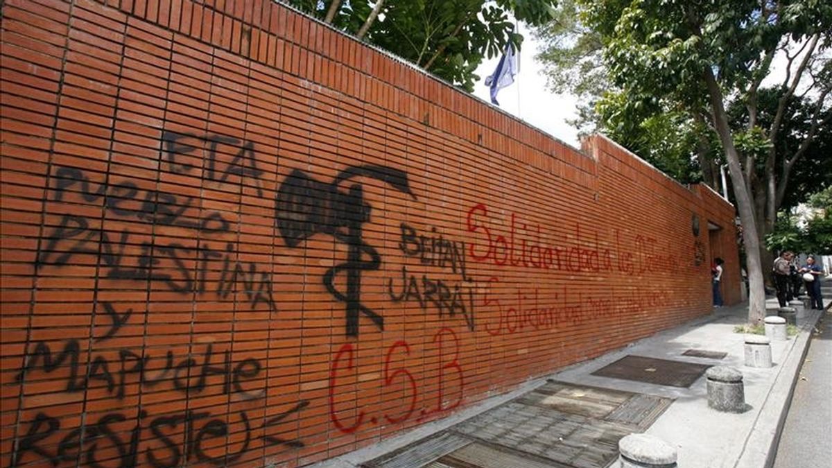 Mensajes en apoyo a la banda terrorista vasca ETA  pintados en los muros de la Embajada de España en Caracas (Venezuela). EFE/Archivo