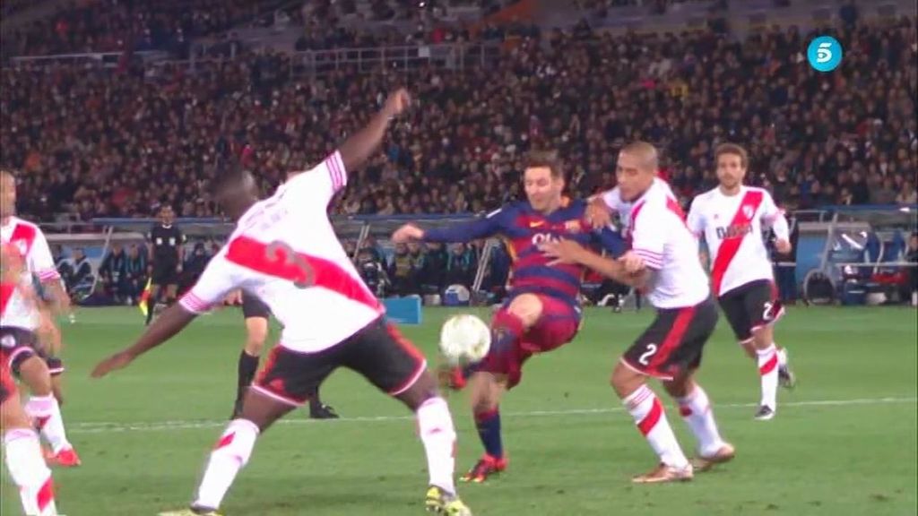 Leo Messi se inventa una genialidad para abrir la lata de River Plate (0-1)