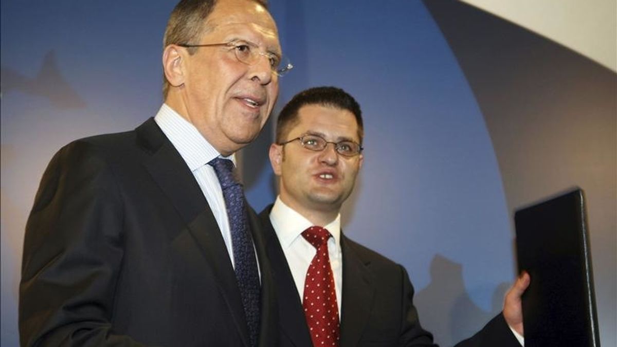 El ministro de Exteriores serbio, Vuk Jeremic (c), conversa con su homólogo ruso, Serguéi Lavrov, durante un encuentro en Belgrado (Serbia) hoy, 19 de abril 2011. Lavrov se encuentra en Serbia para realizar una visita oficial de un día de duración al país. EFE