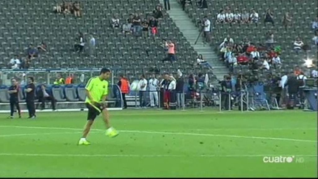 Suárez prepara la final de Berlin metiendo un gol desde su campo en el entrenamiento