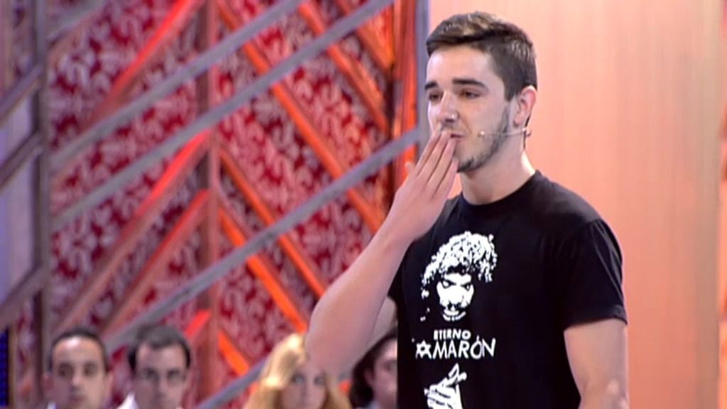 Adrián es un chico de barrio que quiere un cambio de imagen para ser actor