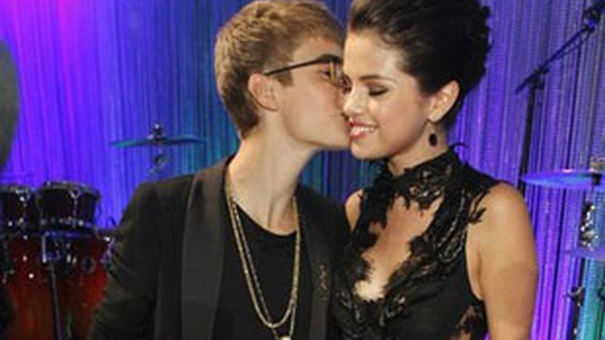 Justin Bieber y Selena Gómez cariñosos tras los MTV Awards 2011. Foto: Reuters