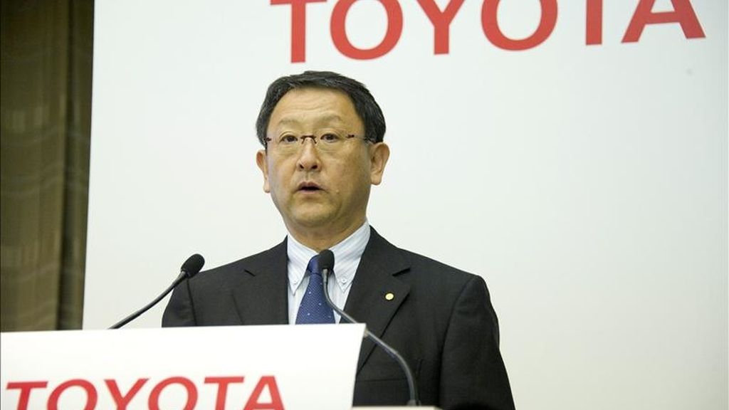 El presidente del fabricante japonés Toyota, líder mundial del motor, Akio Toyoda, habla hoy con los medios de comunicación durante una rueda de prensa en Tokio, Japón. EFE