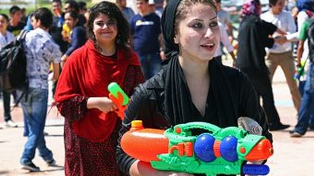 Una guerra de pistolas de agua fue prohibida por las autoridades iraníes a comienzos de este mes de agosto porque violaba las normas de moralidad. Foto Iranian org