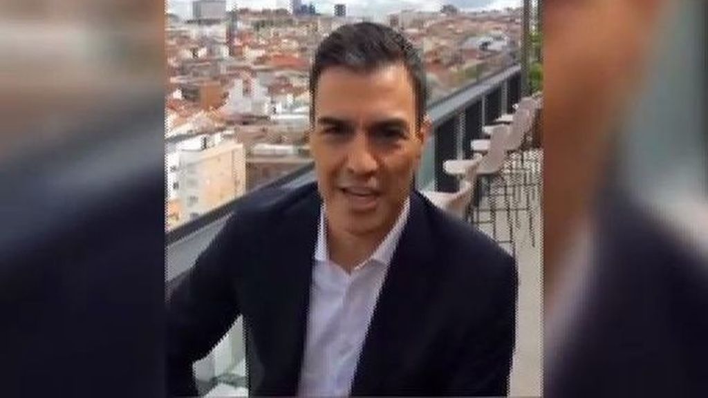 Sánchez, tras los pasos de Iglesias se hace un ‘selfie anuncio’