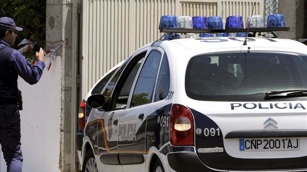 En la imagen, un coche de la Policía Nacional. EFE/Archivo