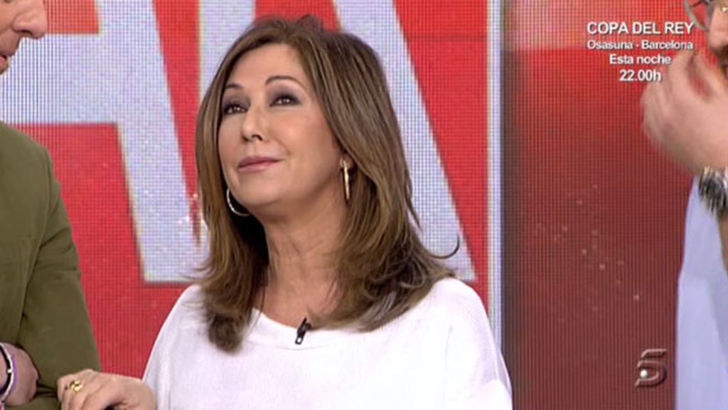 La presentadora ha recibido un ramo de flores y magdalenas por su cumpleaños