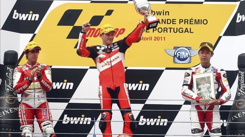 El alemán Stefan Bradl (centro) del equipo Viessmann Kiefer celebra en el podio su victoria junto al suizo Julian Simo (iza) y el japonés Yuki Takahashi (dcha) que quedaron en segundo y tercer lugar, respectivamente, en la categoría de Moto2 en el circuito de Estoril (Portugal) hoy, domingo, 1 de mayo de 2011. EFE El alemán Stefan Bradl (centro) del equipo Viessmann Kiefer celebra en el podio su victoria junto al suizo Julian Simo (iza) y el japonés Yuki Takahashi (dcha) que quedaron en segundo y tercer lugar, respectivamente, en la categoría de Moto2 en el circuito de Estoril (Portugal) hoy, domingo, 1 de mayo de 2011. EFE