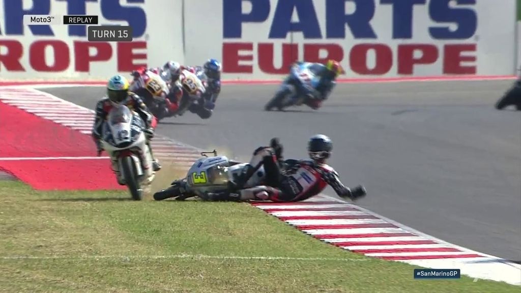 Caída con susto de Fabio Spiranelli en las clasificatorias de Moto3