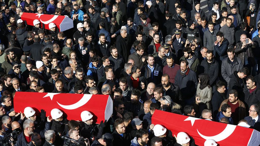 Primeros funerales por las víctimas del doble atentado en Estambul