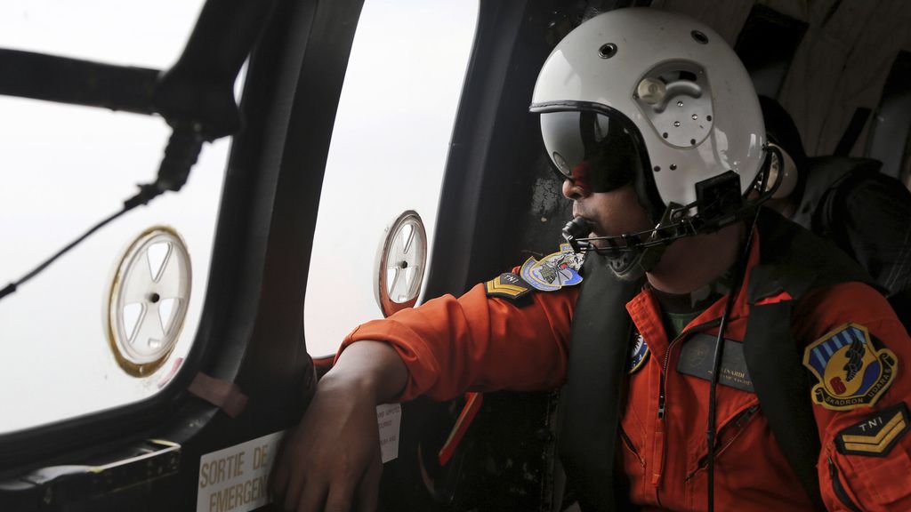 Se reanudan el rescate de los cadáveres del avión de AirAsia