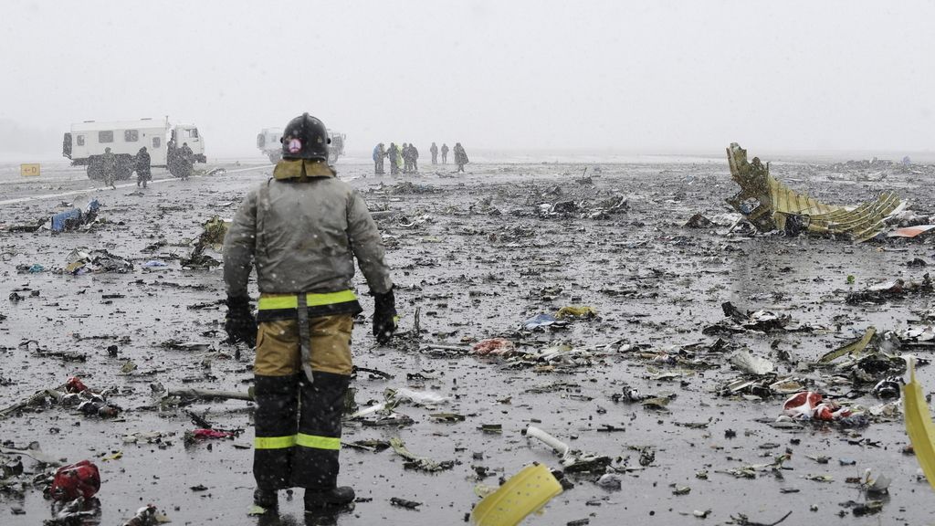 Imágenes del avión siniestrado en Rusia sobre la pista de aterrizaje