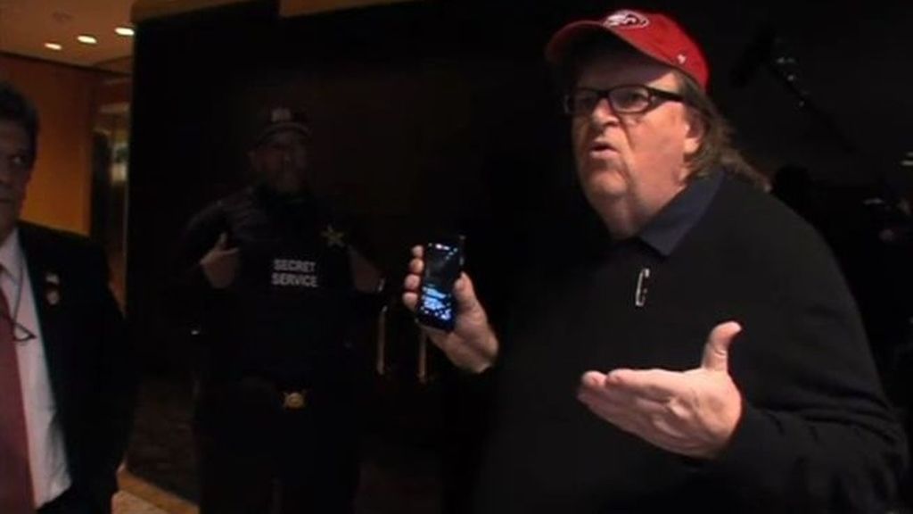 Así impiden a Michael Moore hablar con Donald Trump