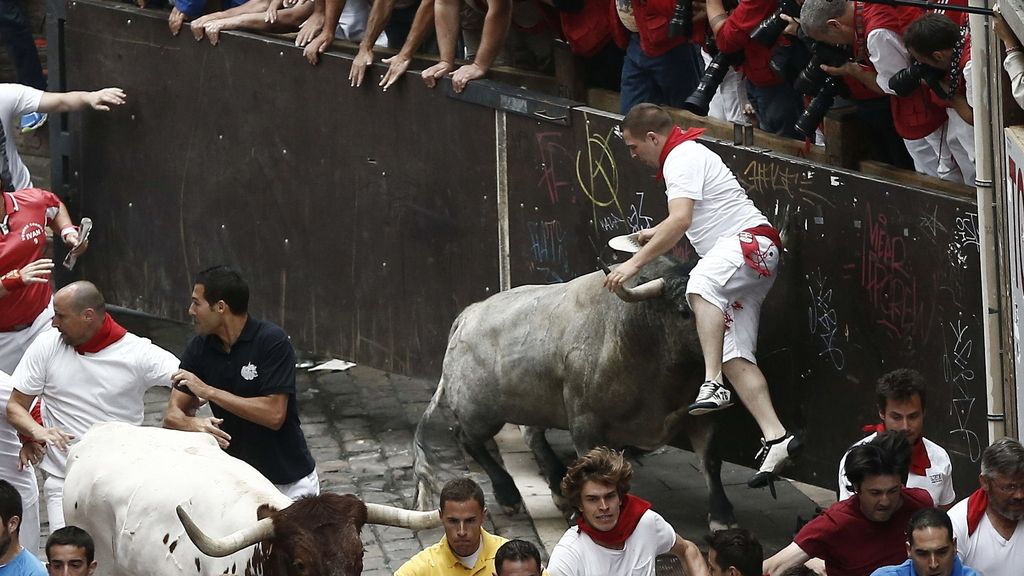 Cuatro heridos por asta en un atípico encierro de San Fermín