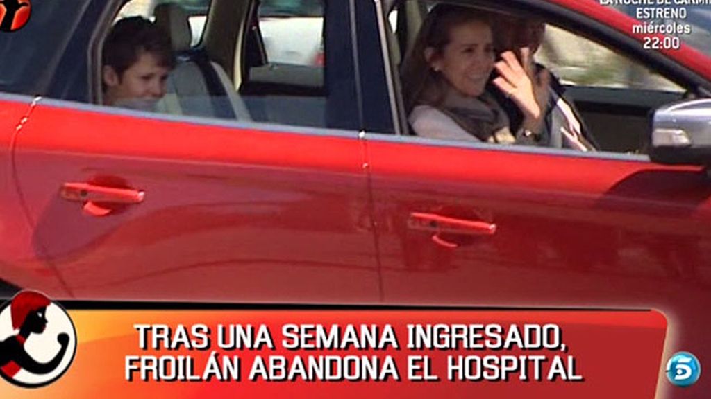En coche, el nieto del Rey abandona el hospital junto a su madre