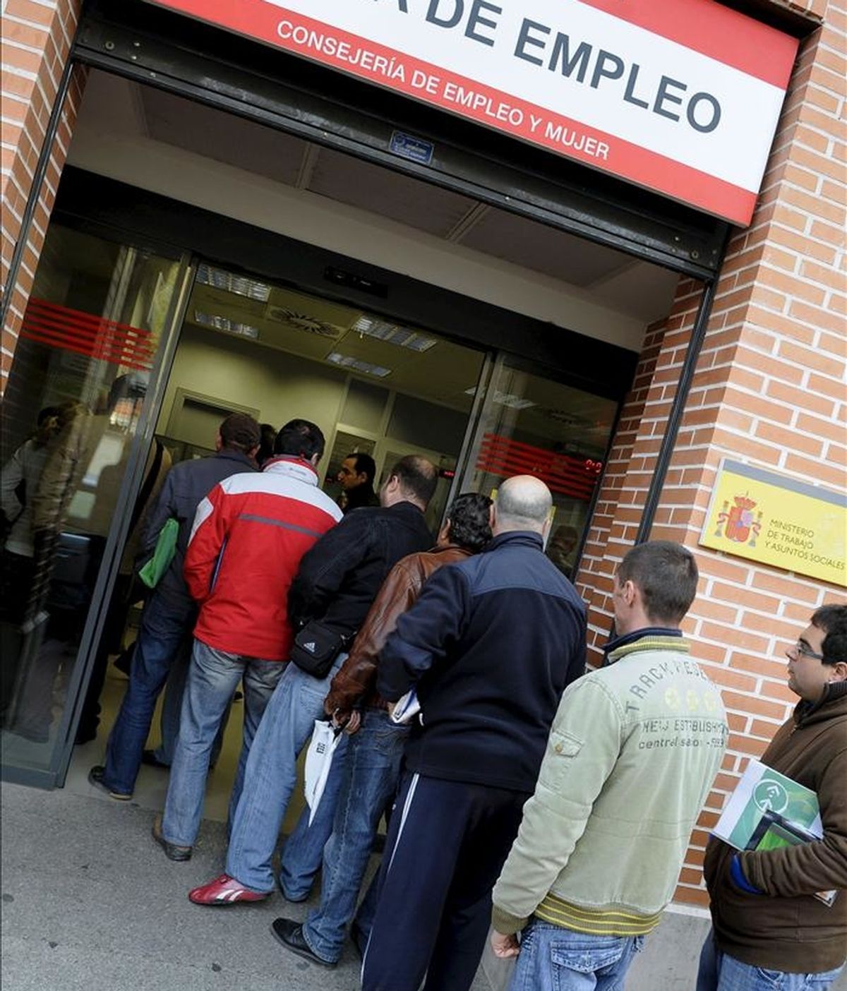 Varias personas hacen cola en la Oficina de Empleo de la Avenida de Guadalajara de Alcalá de Henares (Madrid). EFE/Archivo
