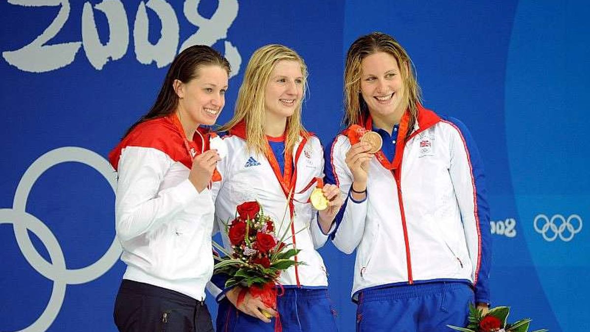 Las nadadoras británica Rebecca Adlington en lo más alto del podio en las olimpiadas de Beijin