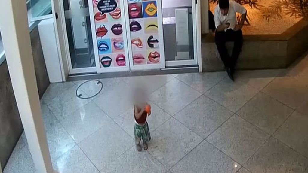 Abandona a su hijo de dos años en un centro comercial de Brasil