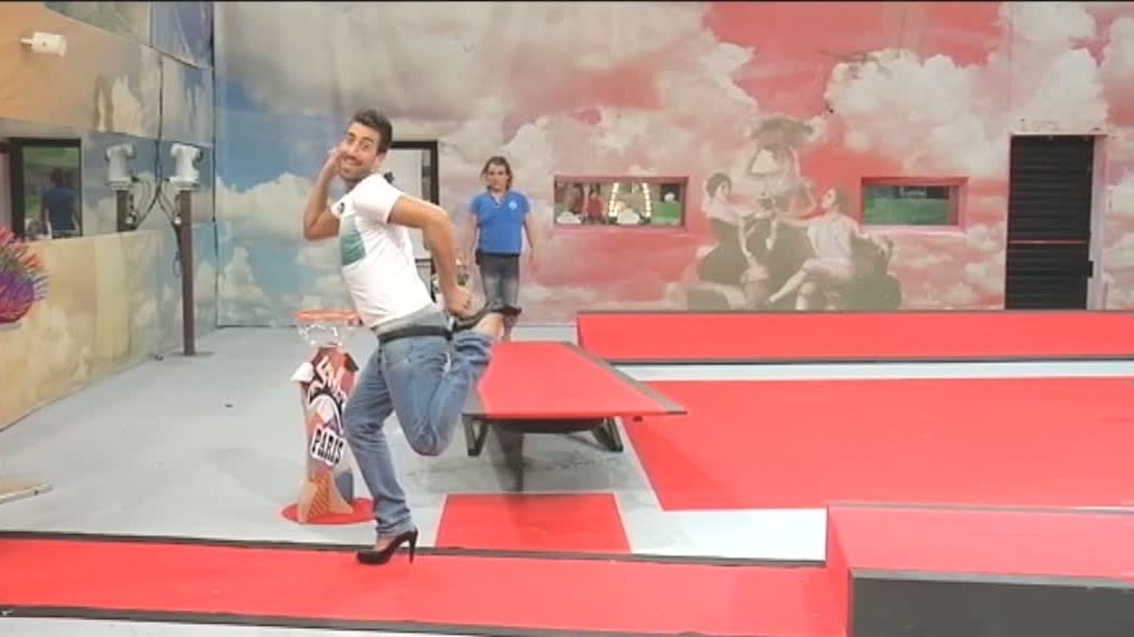 Álvaro, 'fashionista' del desfile, ler valora