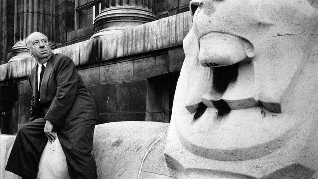Fotografía facilitada por la Getty Images Gallery de Londres de la obra de Thurston Hopkins "Retrato del realizador Alfred Hitchcock en el exterior del Museo Británico", una de las imágenes que se pueden ver en la exposición que organiza esta galería que ordena su memoria de la Europa de los años cincuenta, que comprende desde escenas de la vida cotidiana en los suburbios hasta imágenes memorables de estrellas de cine. EFE/Thurston Hopkins