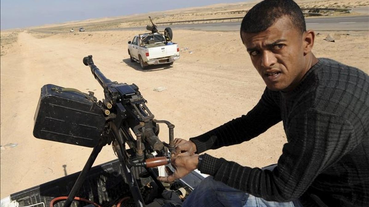 Un rebelde libio maneja un arma de fuego en el techo de una furgoneta en la carretera hacia Brega (Libia) hoy, lunes, 4 de abril de 2011. EFE