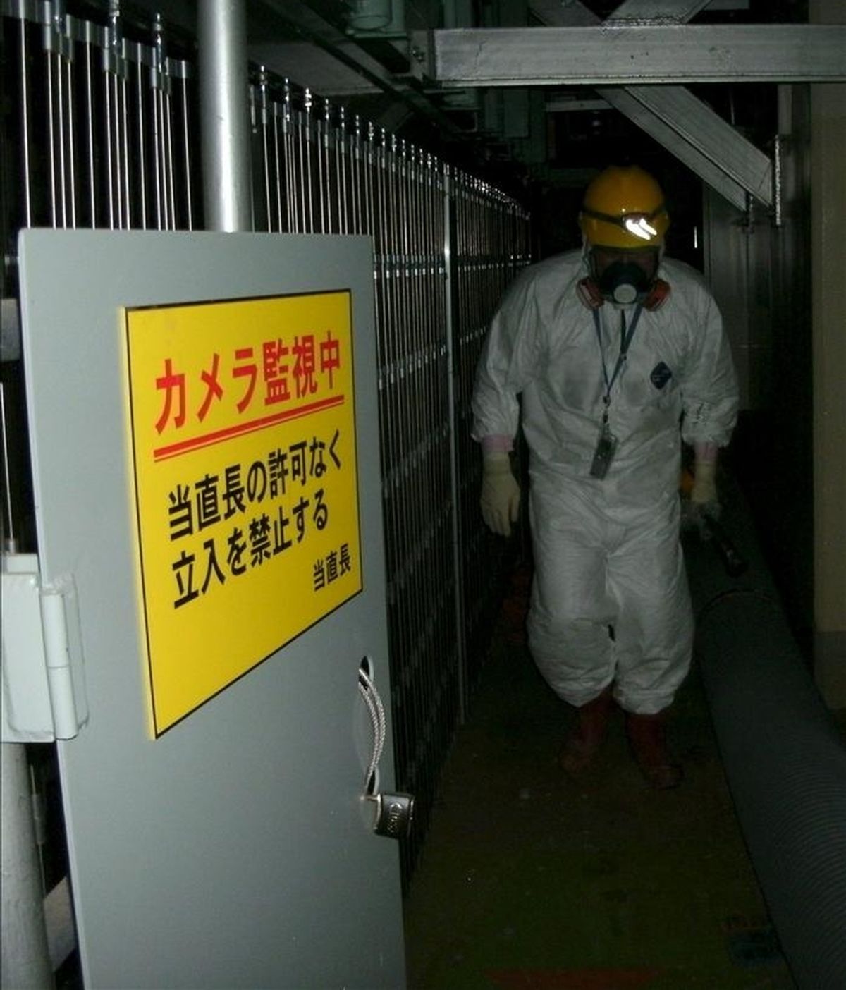 Foto facilitada por Tokyo Electric Power (TEPCO), la compañía que opera la planta nuclear de Fukushima (noreste de Japón), que muestra a uno de sus trabajadores preparado para entrar en el edificio del reactor 1 de Fukushima para tratar de restaurar su sistema de refrigeración. EFE/TEPCO