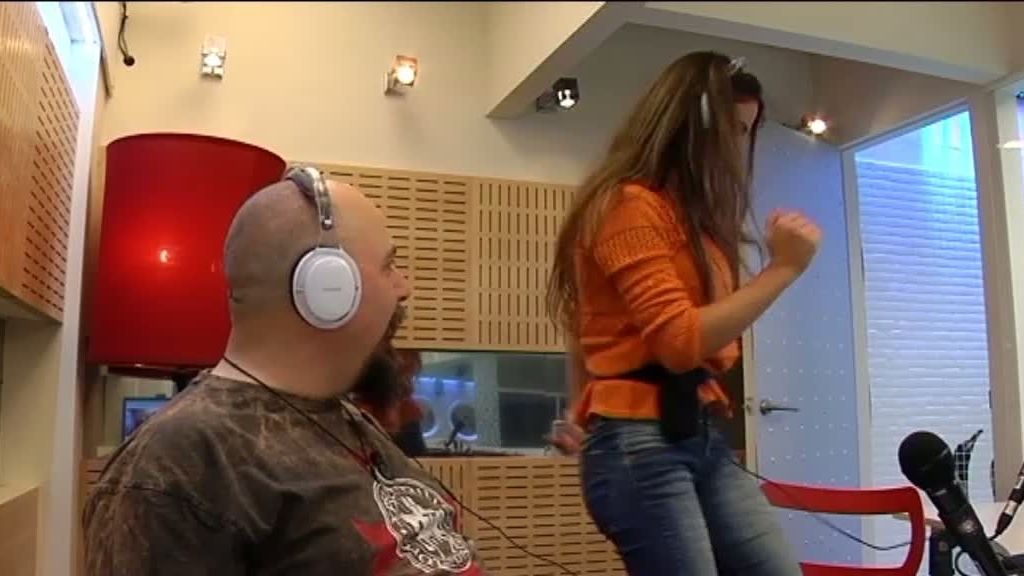 Esta chica no pude quedarse quieta