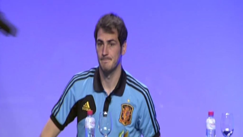 Vasile, J.J. Santos, Manu, Sara, Casillas, Iniesta, Del Bosque, en la presentación