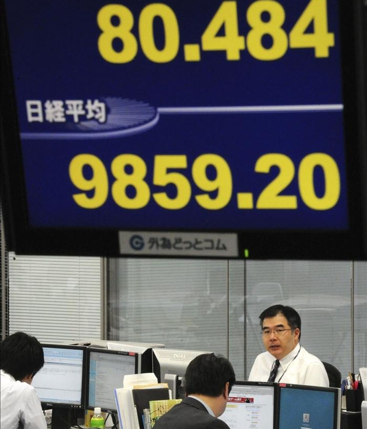Detalle de una pantalla en una oficina de la capital nipona, que muestra el resultado del índice Nikkei de la Bolsa de Tokio (Japón). EFE/Archivo