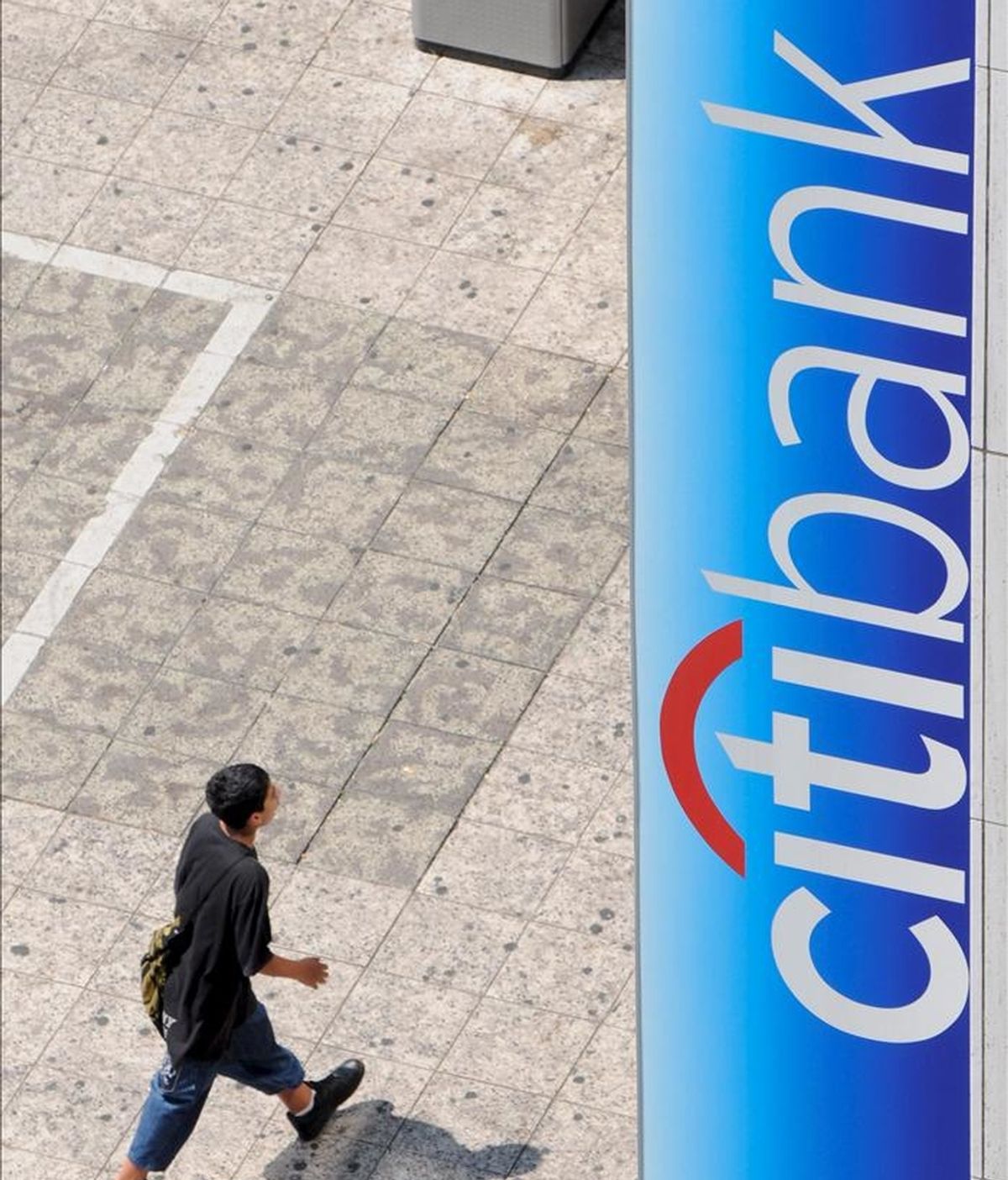 Un peatón camina junto al logo de Citibank. EFE/Archivo