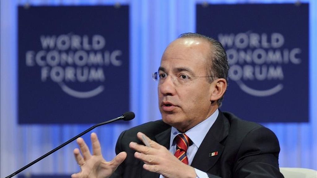 El presidente de México, Felipe Calderón, interviene en uno de los debates del Foro Económico Mundial que se celebra en Davos (Suiza). La 41 edición del encuentro, cuyo lema es 'Normas Compartidas para una Nueva Realidad', tiene lugar del 26 al 30 de enero de 2011. EFE