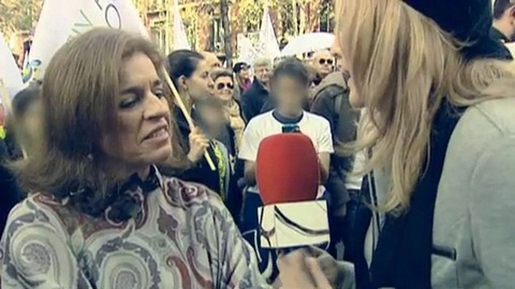 Ana Botella responde a las preguntas de Elisa Beni en la manifestación provida