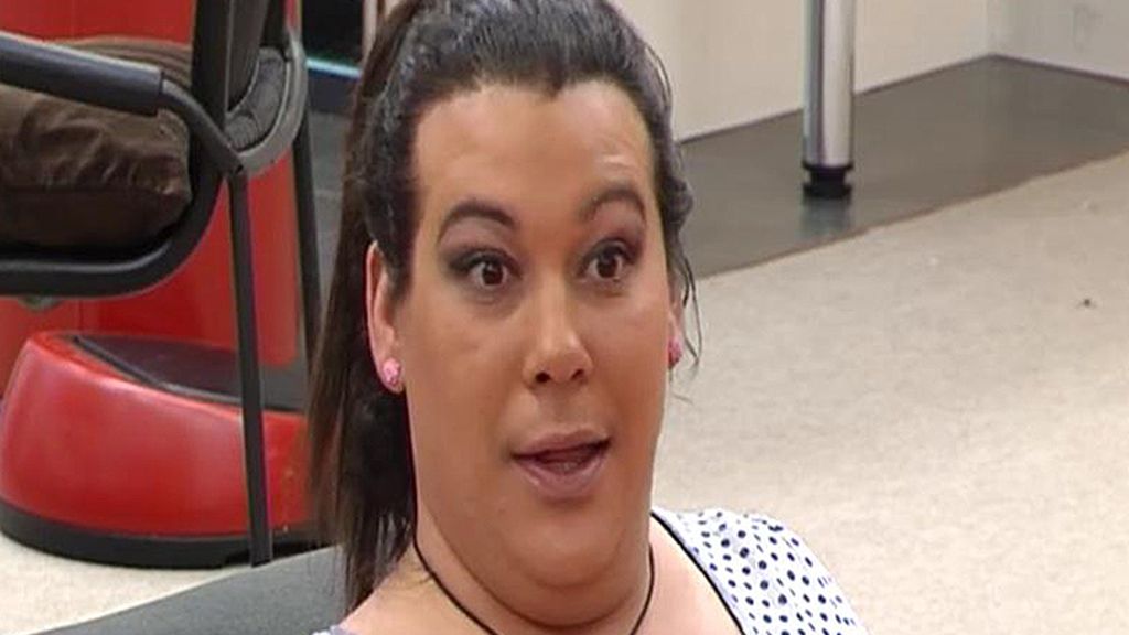 Muy parlanchina, Desi le ha hecho a Adrián un resumen de toda su vida