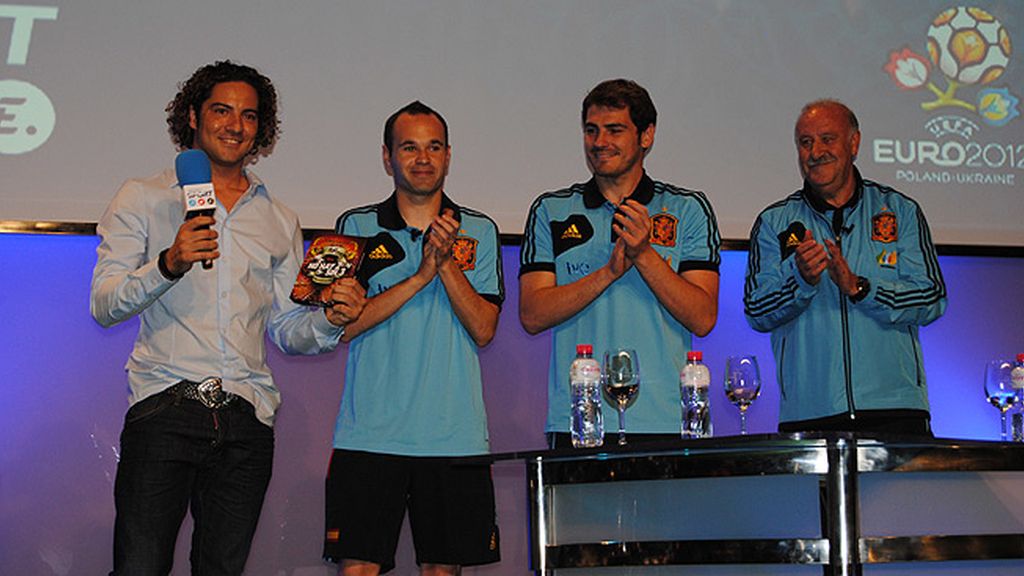 Vasile, J.J. Santos, Manu, Sara, Casillas, Iniesta, Del Bosque, en la presentación