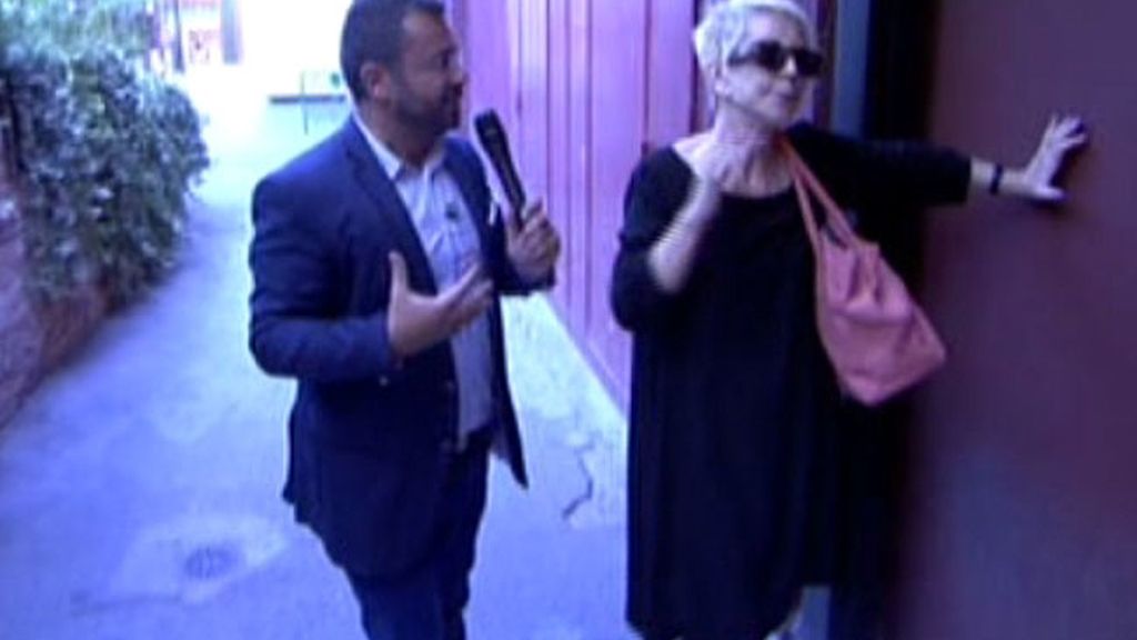 J.J. intercepta a Karmele Marchante