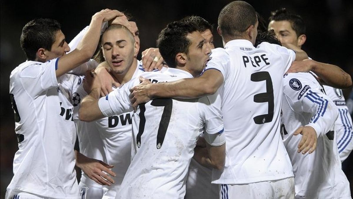 El jugador del Real Madrid, Karim Benzema (2i) tras marcar ante el Olympique de Lyon. EFE El jugador del Real Madrid, Karim Benzema (2i) tras marcar ante el Olympique de Lyon. EFE
