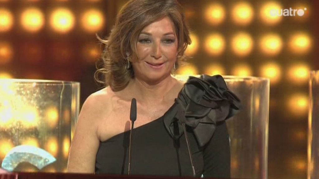 La presentadora recogió el codiciado premio con un look sobrio y elegante