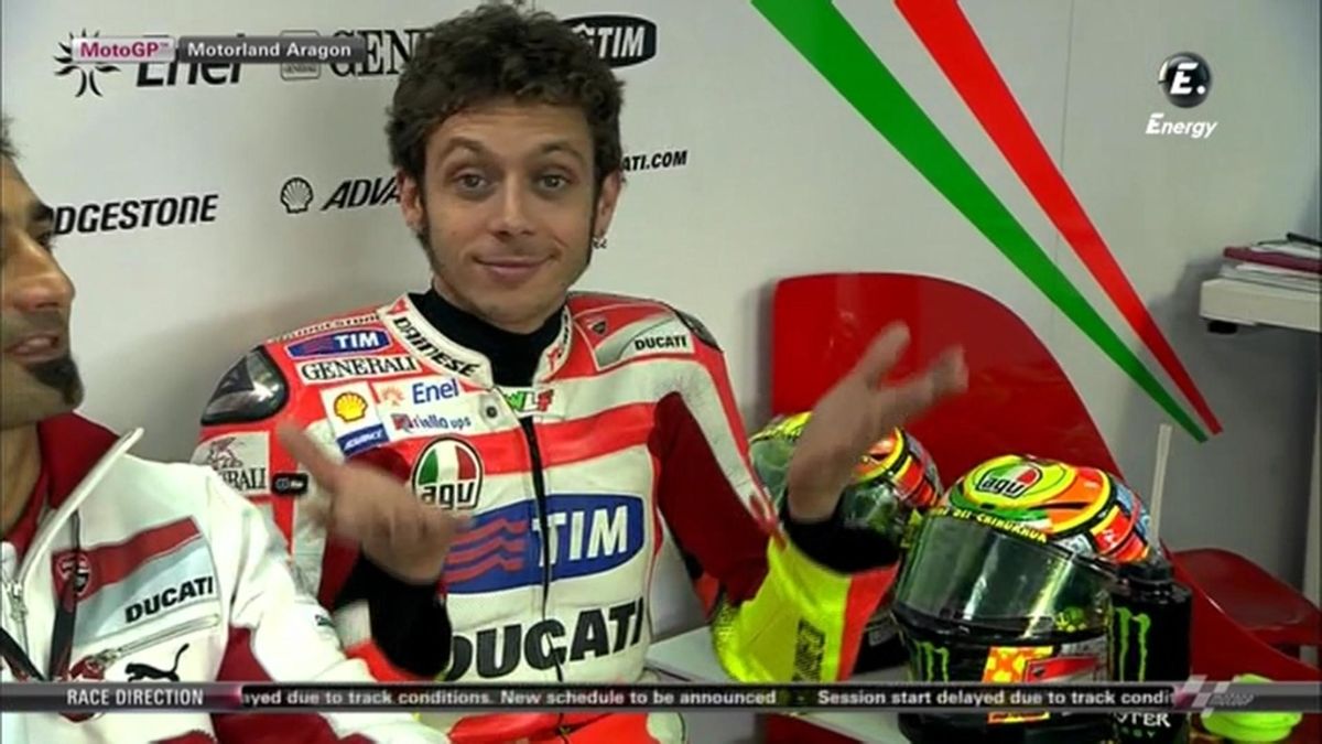 Valentino Rossi bromeando a cámara en su box
