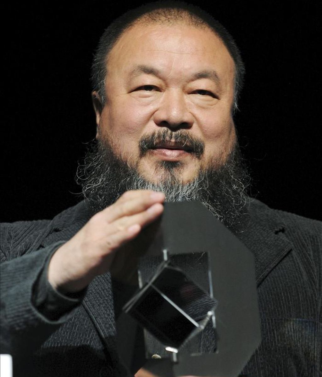 El artista y activista chino Ai Weiwei sostiene la estatuilla del premio Kassel 'Das Glas der Vernunft' en Kassel (Alemania), el 26 de septiembre de 2010. EFE/Archivo El artista y activista chino Ai Weiwei sostiene la estatuilla del premio Kassel 'Das Glas der Vernunft' en Kassel (Alemania), el 26 de septiembre de 2010. EFE/Archivo