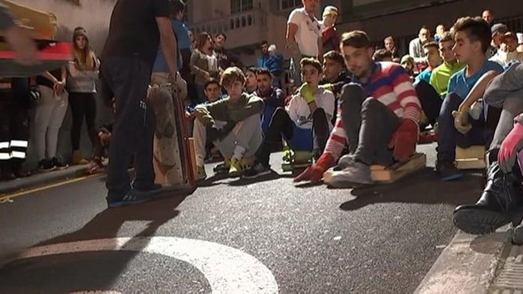 Los tinerfeños se deslizan con sus 'tablas de San Andrés' por las calles más empinadas
